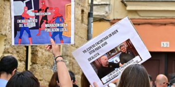 Pancartas en la última manifestación de Cádiz Resiste / FOTO: Eulogio García