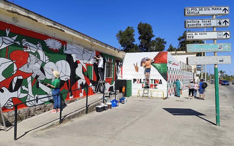 Un momento de la elaboración del mural / FOTO: Puerto Real con Palestina