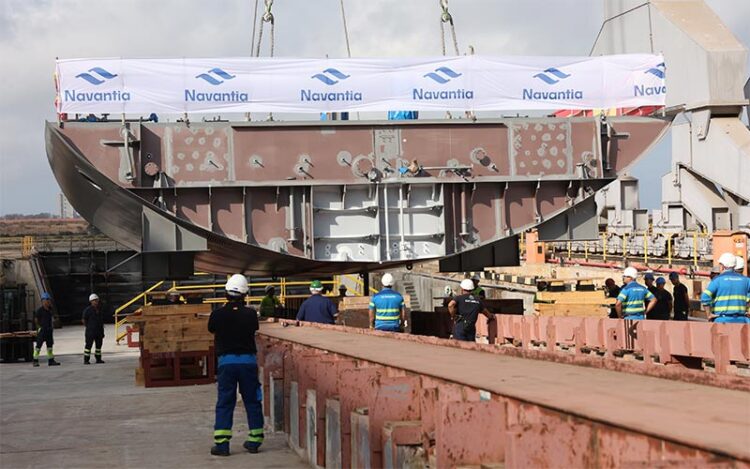 Trabajando meses atrñas en el buque para Marruecos / FOTO: Navantia