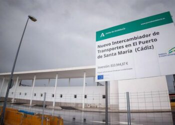 Estructura para los autobuses levantada junto a la estación de trenes / FOTO: IU