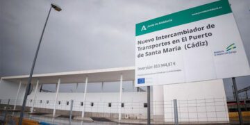 Estructura para los autobuses levantada junto a la estación de trenes / FOTO: IU