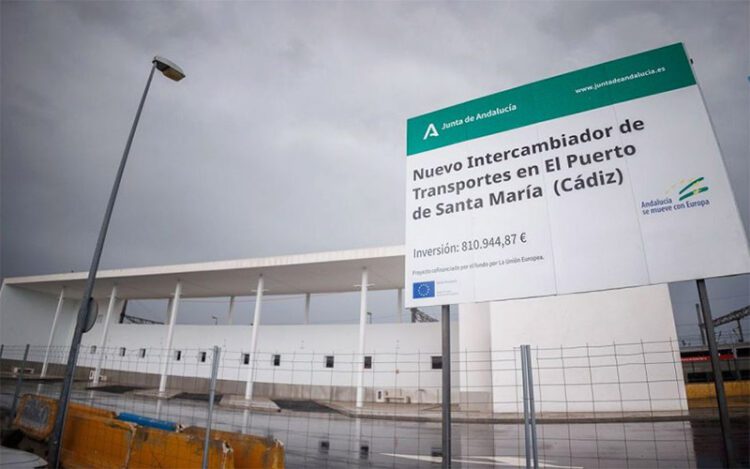Estructura para los autobuses levantada junto a la estación de trenes / FOTO: IU