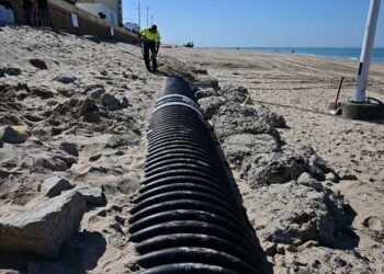 Ecologistas no pasa por alto el colector de Santa María del Mar en Cádiz / FOTO: Eulogio García