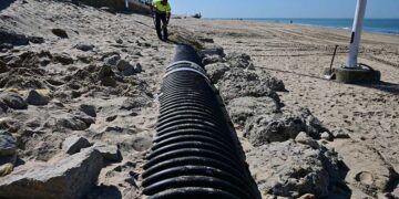 Ecologistas no pasa por alto el colector de Santa María del Mar en Cádiz / FOTO: Eulogio García
