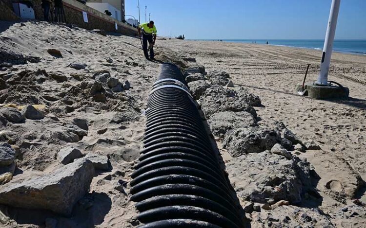 Ecologistas no pasa por alto el colector de Santa María del Mar en Cádiz / FOTO: Eulogio García