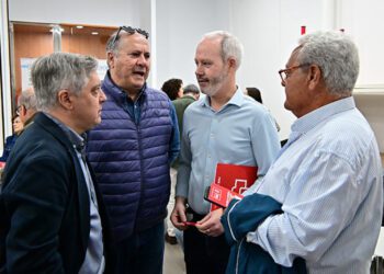 Ortega charla con históricos como Aragón y Piñero antes de la asamblea / FOTO: Eulogio García