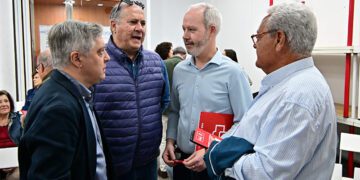 Ortega charla con históricos como Aragón y Piñero antes de la asamblea / FOTO: Eulogio García