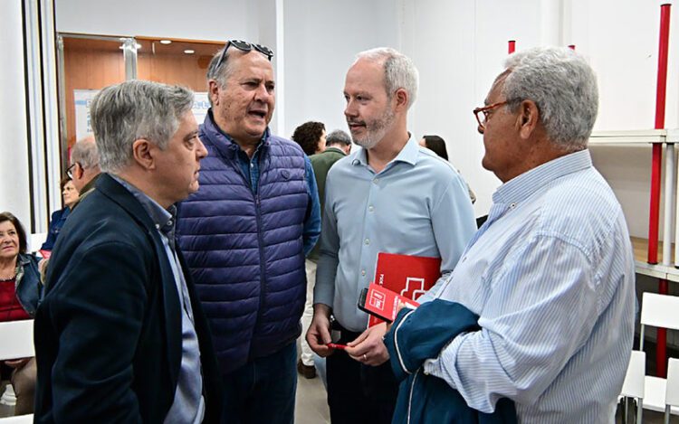 Ortega charla con históricos como Aragón y Piñero antes de la asamblea / FOTO: Eulogio García