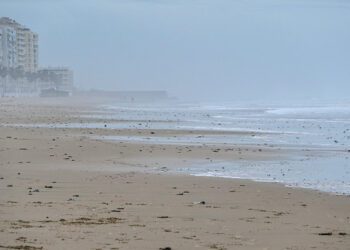 La playa Victoria en la capital azotada por un temporal en marzo / FOTO: Eulogio García