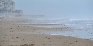 La playa Victoria en la capital azotada por un temporal en marzo / FOTO: Eulogio García