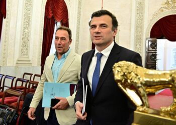 El concejal de Urbanismo entra en salón de plenos junto al alcalde / FOTO: Eulogio García