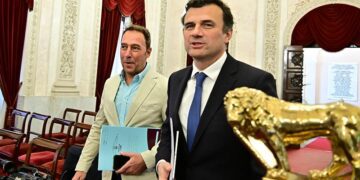 El concejal de Urbanismo entra en salón de plenos junto al alcalde / FOTO: Eulogio García