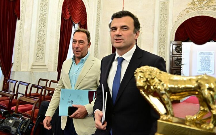 El concejal de Urbanismo entra en salón de plenos junto al alcalde / FOTO: Eulogio García