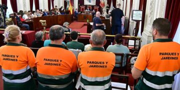 Representantes de la plantilla de Parques y Jardines presentes en el pleno / FOTO: Eulogio García