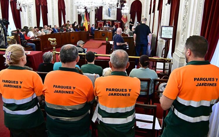 Representantes de la plantilla de Parques y Jardines presentes en el pleno / FOTO: Eulogio García