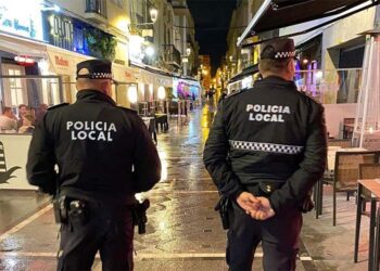 Policías patrullando entre terrazas / FOTO: Ayto.