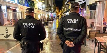 Policías patrullando entre terrazas / FOTO: Ayto.