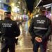 Policías patrullando entre terrazas / FOTO: Ayto.