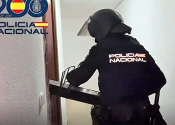 Ejecutando uno de los registros en un piso del paseo marítimo / FOTO: Policía Nacional