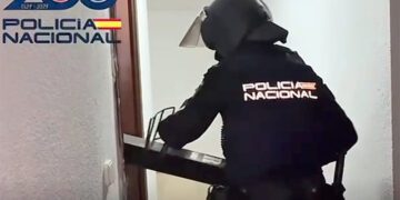 Ejecutando uno de los registros en un piso del paseo marítimo / FOTO: Policía Nacional