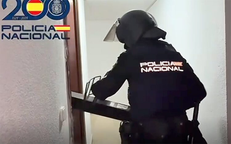 Ejecutando uno de los registros en un piso del paseo marítimo / FOTO: Policía Nacional