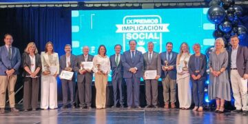 Posado con premiados y autoridades / FOTO: UCA
