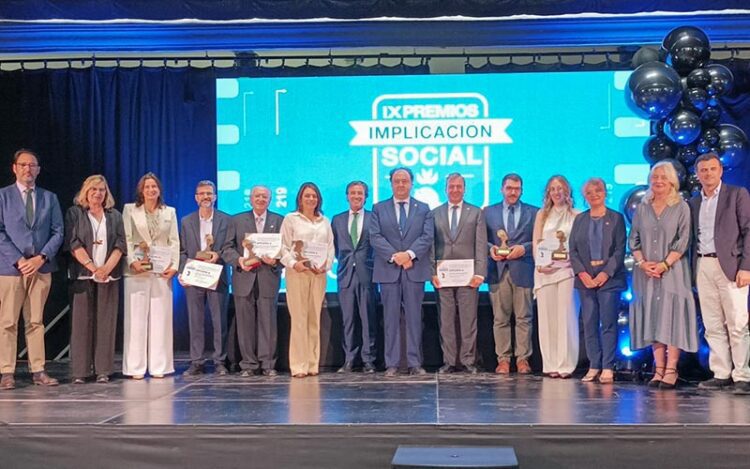 Posado con premiados y autoridades / FOTO: UCA