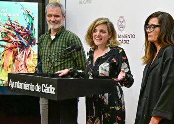 Desvelando el cartel del festival / FOTO: Eulogio García