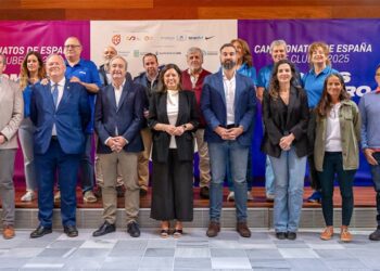 Foto de familia tras la presentación del campeonato / FOTO: FAB