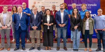 Foto de familia tras la presentación del campeonato / FOTO: FAB