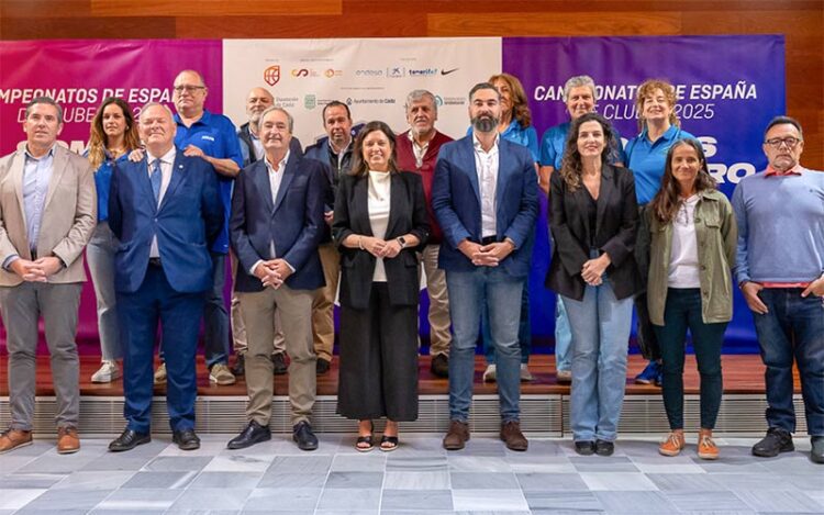 Foto de familia tras la presentación del campeonato / FOTO: FAB