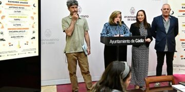 Desvelando los carteles en el Ayuntamiento / FOTO: Eulogio García