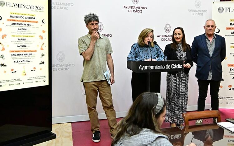 Desvelando los carteles en el Ayuntamiento / FOTO: Eulogio García