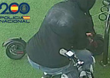 En pleno hurto pillado por una cámara de vigilancia / FOTO: Policía Nacional