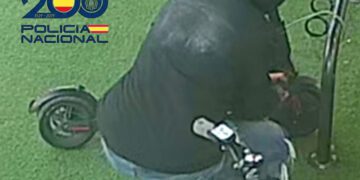 En pleno hurto pillado por una cámara de vigilancia / FOTO: Policía Nacional