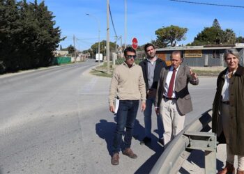 El alcalde visitando meses atrás la zona a reordenar / FOTO: Ayto.