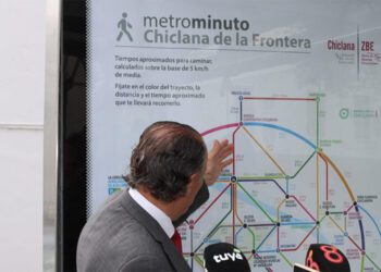 El alcalde explica el 'funcionamiento' del plano / FOTO: Ayto.