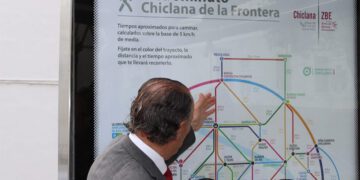 El alcalde explica el 'funcionamiento' del plano / FOTO: Ayto.