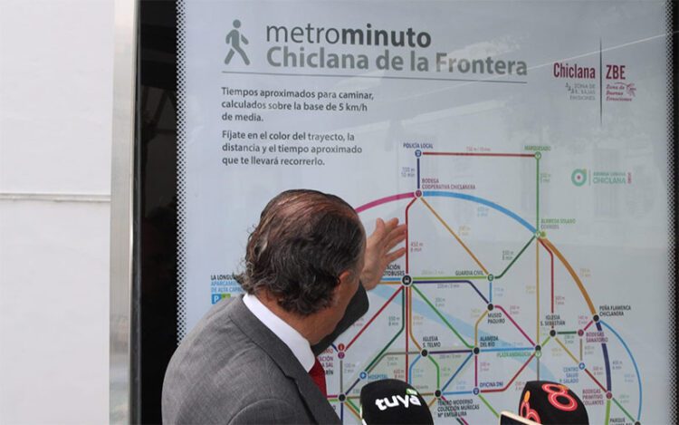 El alcalde explica el 'funcionamiento' del plano / FOTO: Ayto.