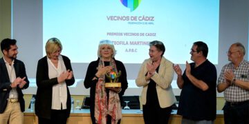 Agradeciendo el premio junto a directivos de 5 de Abril / FOTO: Ayto.