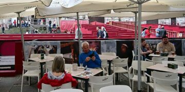 Terraza funcionando en Semana Santa en plena Catedral de Cádiz / FOTO: Eulogio García