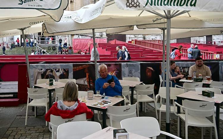 Terraza funcionando en Semana Santa en plena Catedral de Cádiz / FOTO: Eulogio García