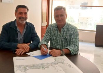 Verdulla posa con el nuevo gerente / FOTO: Ayto.