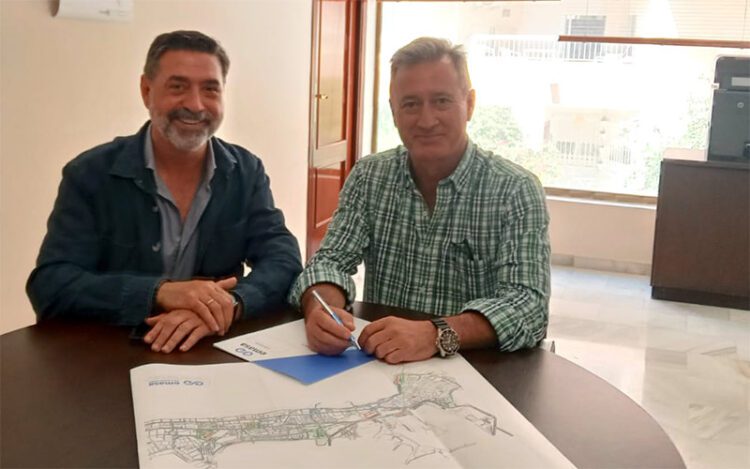 Verdulla posa con el nuevo gerente / FOTO: Ayto.