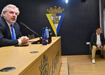 El vicepresidente Contreras atento a las palabras de Vizcaíno / FOTO: Eulogio García