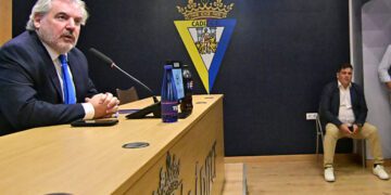 El vicepresidente Contreras atento a las palabras de Vizcaíno / FOTO: Eulogio García