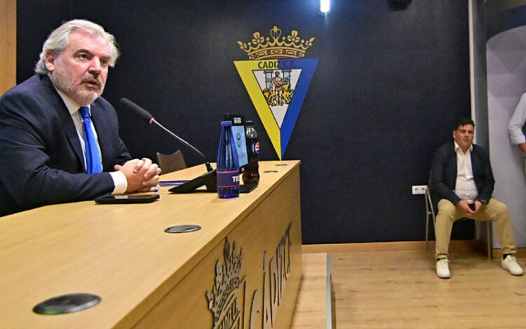 El vicepresidente Contreras atento a las palabras de Vizcaíno / FOTO: Eulogio García