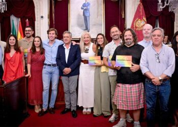 Posado final del acto con los homenajeados / FOTO: Ayto.