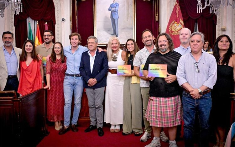 Posado final del acto con los homenajeados / FOTO: Ayto.