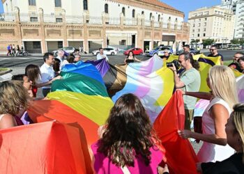Recogiendo la bandera al ser imposible su izado durante el acto inaugural / FOTO: Eulogio García